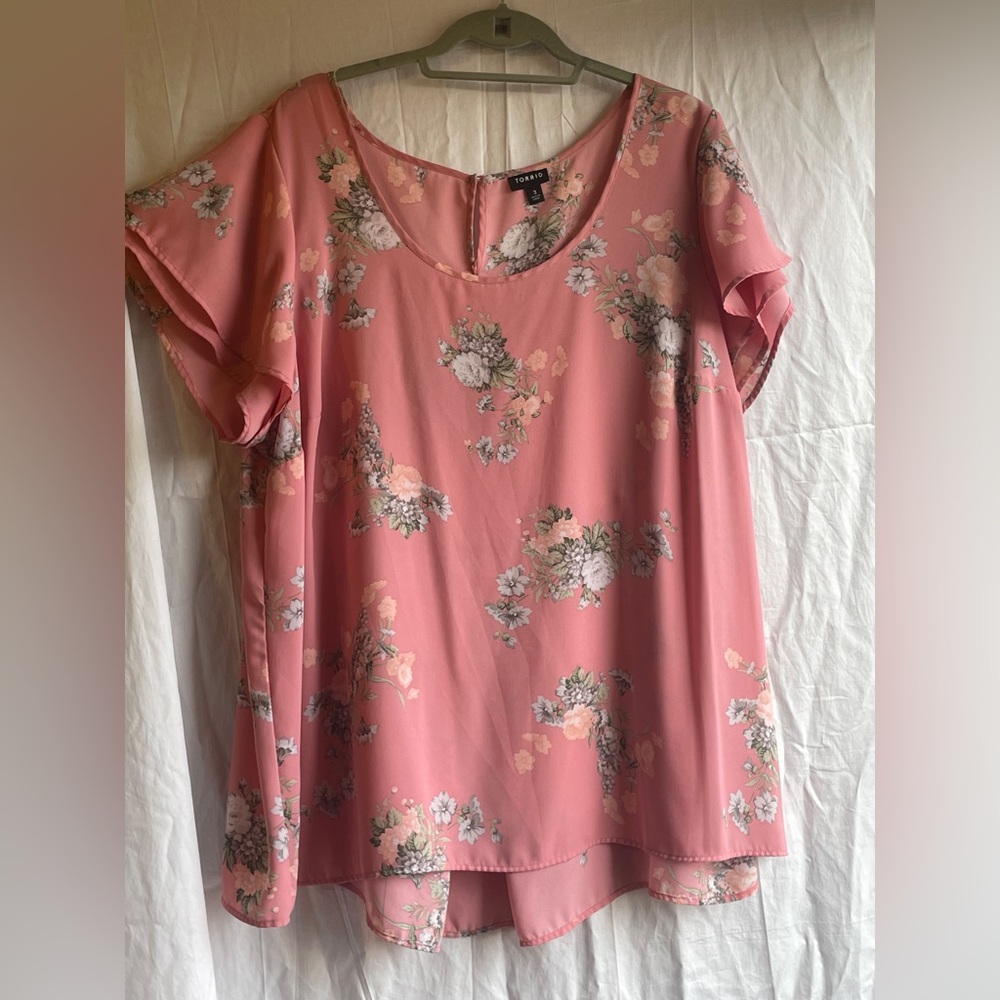 FREE SHIPPING! Torrid pink floral top. Size 3 or 22/24